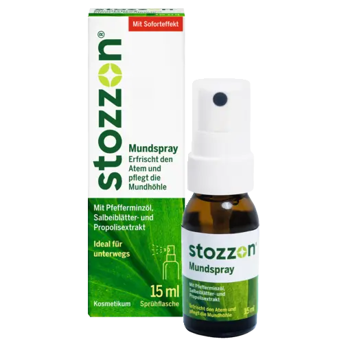 Eine Flasche Mundspray mit grüner Etikettierung. Die Flasche ist braun und hat einen weißen Sprühkopf. Daneben steht eine Verpackung mit dem Text "stozzon Mundspray", die Informationen über Inhaltsstoffe und Anwendung enthält. Ideal für eine frische Atempflege.